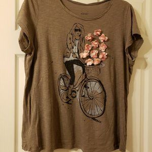 NWOT ** DARLING TOP WITH CYCLING FIGURE AND FLOWE
